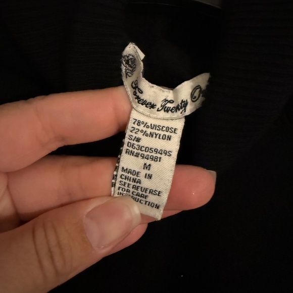 Turtle neck crop sweater. - Picture 3 of 4